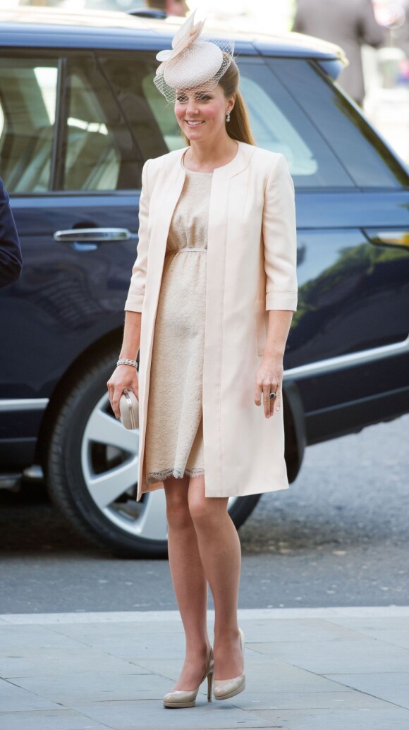 Kate Middleton continue sur sa lancée des tons pastels et se glisse dans une fabuleuse tenue Jenny Packham