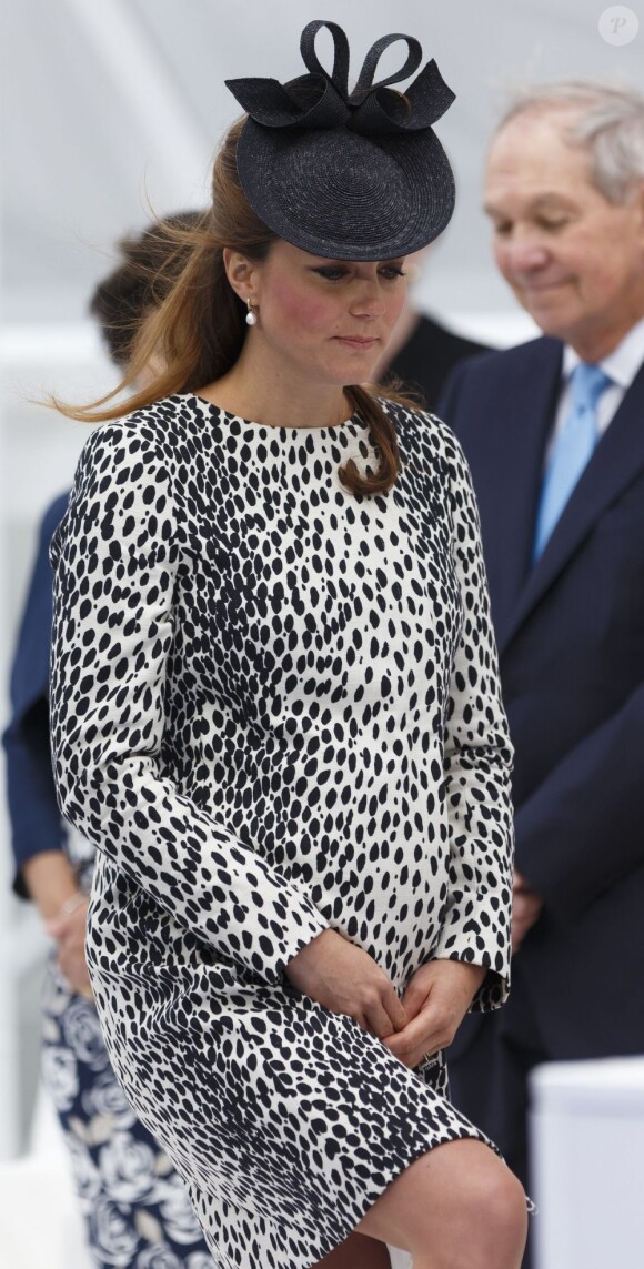 Lorsque Kate Middleton choisit une robe à imprimés, elle opte pour un motif Dalmatien signé Hobbs qu'elle accessoirise avec une pochette Alexander McQueen. Vous avez dit stylée, Kate ?