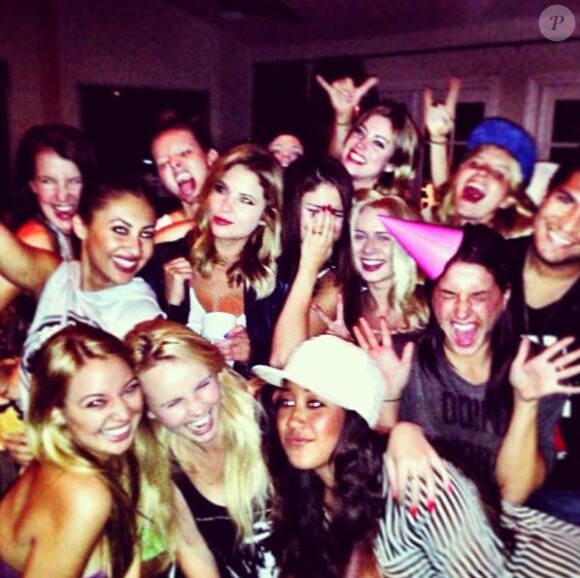 Selena Gomez a fêté ses 21 ans, entourée de ses amis, le 22 juillet 2013.