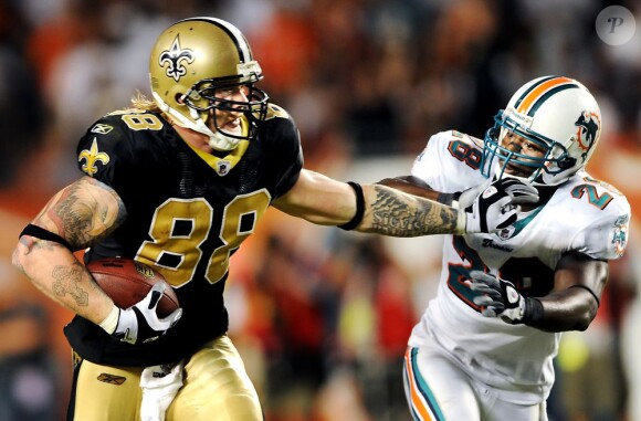 Jeremy Shockey avec les New Orleans Saints face à Gibril Wilson des Miami Dolphins le 25 octobre 2009 à Miami. 