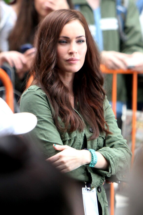 Megan Fox superbe et attentive sur le tournage de Teenage Mutant Ninja Turtle à Times Square, New York, le 22 juillet 2013.