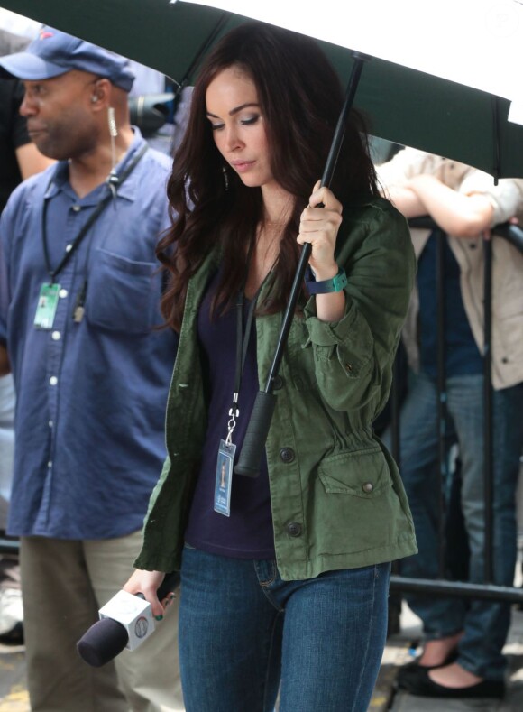 Megan Fox se protège sur le tournage de Teenage Mutant Ninja Turtle à Times Square, New York, le 22 juillet 2013.