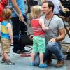 Will Arnett et ses enfants Abel et Archibald sur le tournage de Teenage Mutant Ninja Turtle à Times Square, New York, le 22 juillet 2013.