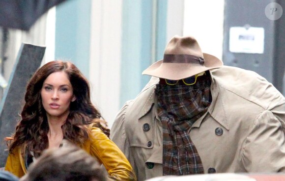 Megan Fox et la tortue Raphael jouée par Alan Ritchson sur le tournage de Teenage Mutant Ninja Turtle à New York, le 19 juillet 2013.