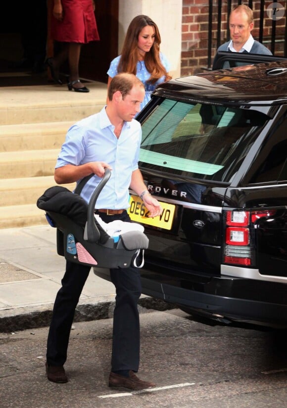 Le prince William installant son fils le prince de Cambridge. Kate Middleton et le prince William, rayonnants, ont présenté leur bébé le prince de Cambridge le 23 juillet 2013 vers 20h30 devant l'aile Lindo de l'hôpital St Mary avant de rentrer à Kensington à bord d'un Range Rover conduit par William.