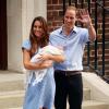 Kate Middleton et le prince William, rayonnants, ont présenté leur bébé le prince de Cambridge le 23 juillet 2013 vers 20h30 devant l'aile Lindo de l'hôpital St Mary avant de rentrer à Kensington à bord d'un Range Rover conduit par William.