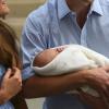 Bébé Cambridge dévoile un bout de frimousse... Kate Middleton et le prince William, rayonnants, ont présenté leur bébé le prince de Cambridge le 23 juillet 2013 vers 20h30 devant l'aile Lindo de l'hôpital St Mary avant de rentrer à Kensington à bord d'un Range Rover conduit par William.