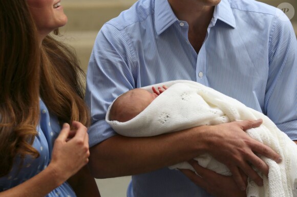 Bébé Cambridge dévoile un bout de frimousse... Kate Middleton et le prince William, rayonnants, ont présenté leur bébé le prince de Cambridge le 23 juillet 2013 vers 20h30 devant l'aile Lindo de l'hôpital St Mary avant de rentrer à Kensington à bord d'un Range Rover conduit par William.