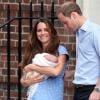 Kate Middleton et le prince William, rayonnants, ont présenté leur bébé le prince de Cambridge le 23 juillet 2013 vers 20h30 devant l'aile Lindo de l'hôpital St Mary avant de rentrer à Kensington à bord d'un Range Rover conduit par William.
