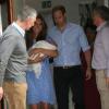 Kate Middleton, première à passer les portes de l'aile Lindo, et le prince William, rayonnants, ont présenté leur bébé le prince de Cambridge le 23 juillet 2013 vers 20h30 devant l'aile Lindo de l'hôpital St Mary avant de rentrer à Kensington à bord d'un Range Rover conduit par William.