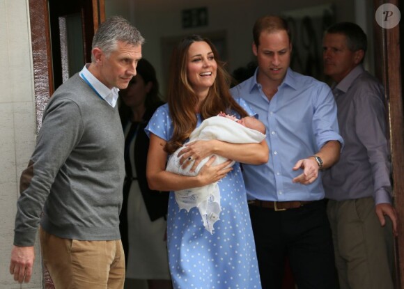 Kate Middleton, première à passer les portes de l'aile Lindo, et le prince William, rayonnants, ont présenté leur bébé le prince de Cambridge le 23 juillet 2013 vers 20h30 devant l'aile Lindo de l'hôpital St Mary avant de rentrer à Kensington à bord d'un Range Rover conduit par William.