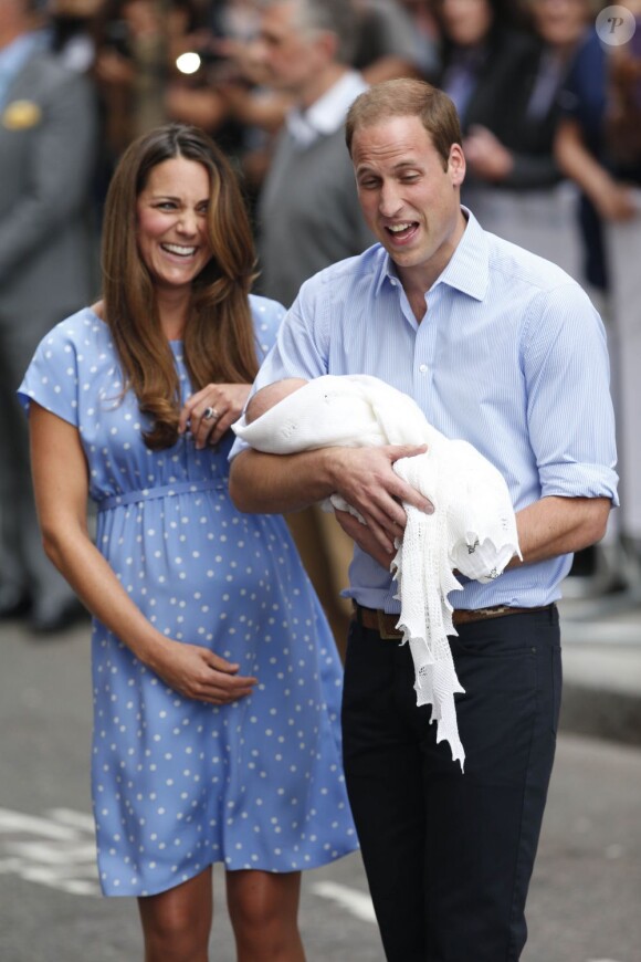 Y a de la joie ! Le prince William, radieux et détendu, présente son fils ! Kate Middleton et le prince William ont présenté leur fils le prince de Cambridge le 23 juillet 2013 devant l'aile Lindo de l'hôpital St Mary avant de rentrer à Kensington.