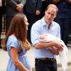 Le prince William, radieux et détendu, présente son fils ! Kate Middleton et le prince William ont présenté leur fils le prince de Cambridge le 23 juillet 2013 devant l'aile Lindo de l'hôpital St Mary avant de rentrer à Kensington.