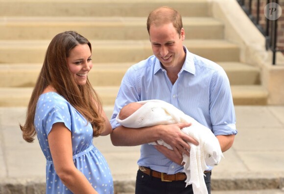 La présentation de bébé Cambridge ! Kate Middleton et le prince William ont présenté leur fils le prince de Cambridge le 23 juillet 2013 devant l'aile Lindo de l'hôpital St Mary avant de rentrer à Kensington.