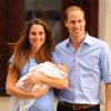 La présentation de bébé Cambridge ! Kate Middleton et le prince William ont présenté leur fils le prince de Cambridge le 23 juillet 2013 devant l'aile Lindo de l'hôpital St Mary avant de rentrer à Kensington.