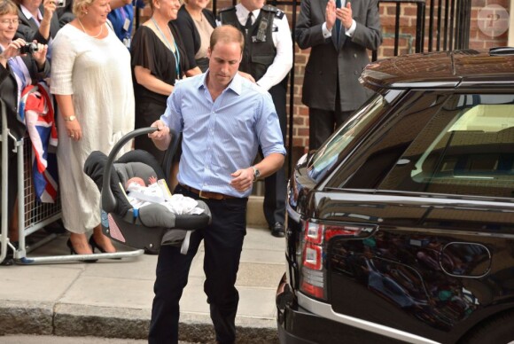 En voiture ! William installe le petit prince... Kate Middleton et le prince William ont présenté leur fils le prince de Cambridge le 23 juillet 2013 devant l'aile Lindo de l'hôpital St Mary avant de rentrer à Kensington.