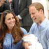 Yes ! Il a plus de cheveux que moi ! William respire... Le duc et la duchesse de Cambridge, rayonnante au lendemain de son accouchement, quittant la maternité de l'hôpital St Mary le 23 juillet 2013 avec leur bébé le prince de Cambridge.
