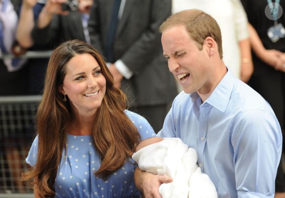 Yes ! Il a plus de cheveux que moi ! William respire... Le duc et la duchesse de Cambridge, rayonnante au lendemain de son accouchement, quittant la maternité de l'hôpital St Mary le 23 juillet 2013 avec leur bébé le prince de Cambridge.