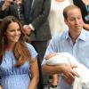 Le duc et la duchesse de Cambridge, rayonnante au lendemain de son accouchement, quittant la maternité de l'hôpital St Mary le 23 juillet 2013 avec leur bébé le prince de Cambridge.