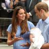 Le duc et la duchesse de Cambridge, rayonnante au lendemain de son accouchement, quittant la maternité de l'hôpital St Mary le 23 juillet 2013 avec leur bébé le prince de Cambridge.