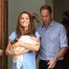 Le prince William et Kate Middleton, tout heureux et en forme, présentent leur bébé le prince de Cambridge devant l'aile Lindo du St Mary Hospital le 23 juin 2013, quelques minutes avant de rentrer en famille à Kensington Palace.
