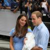 Le prince William et Kate Middleton, tout heureux et en forme, présentent leur bébé le prince de Cambridge devant l'aile Lindo du St Mary Hospital le 23 juin 2013, quelques minutes avant de rentrer en famille à Kensington Palace.