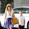 La jolie Reese Witherspoon fait du shopping avec son fils Deacon à Beverly Hills, le 23 juillet 2013