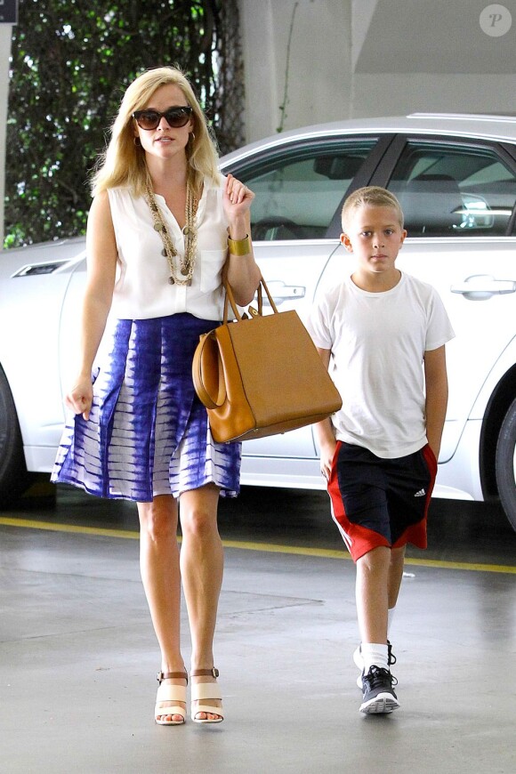La jolie Reese Witherspoon fait du shopping avec son fils Deacon à Beverly Hills, le 23 juillet 2013