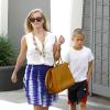 Reese Witherspoon fait du shopping avec son fils Deacon à Beverly Hills, le 23 juillet 2013