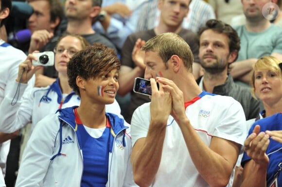 Alain Bernard et sa compagne Coralie Balmy lors de la finale de handball entre la France et la Suèdeà l'Olympic Park de Londres le 12 août 2012