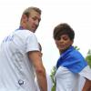 Coralie Balmy et Alain Bernard lors de la parade de l'équipe de France olympique le 13 août 2012 à Paris