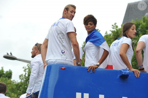 Coralie Balmy et Alain Bernard lors de la parade de l'équipe de France olympique le 13 août 2012 à Paris