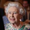 La reine Elizabeth II à Buckingham Palace le 23 juillet 2013 lors du gala du Queen's Award for Enterprise 2013, tandis que son arrière-petit-fils le prince George de Cambridge passe sa première soirée chez lui, à Kensington Palace, avec ses parents le prince William et Kate Middleton.
