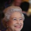 La reine Elizabeth II à Buckingham Palace le 23 juillet 2013 lors du gala du Queen's Award for Enterprise 2013, tandis que son arrière-petit-fils le prince George de Cambridge passe sa première soirée chez lui, à Kensington Palace, avec ses parents le prince William et Kate Middleton.