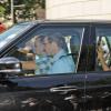 Le prince William, Kate Middleton et leur fils le prince George de Cambridge quittent Kensington Palace le 24 juillet 2013 pour se rendre chez les Middleton à Bucklebury.