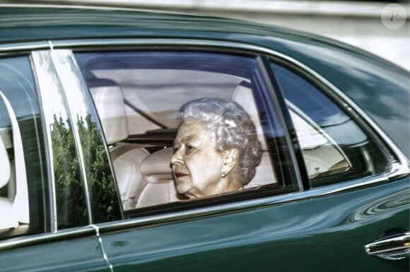 La reine Elizabeth II a rendu visite à son petit-fils le prince George de Cambridge à Kensington Palace à 11 heures le 24 juillet 2013.