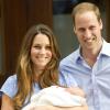 Le prince George de Cambridge, âgé d'un jour quittant la maternité de l'hôpital St Mary avec ses parents le prince William et Kate Middleton le 23 juillet 2013, à Londres.