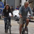 Exclusif - Tim Robbins faisant du vélo avec son plus jeune fils Miles à Venice Beach, un des quartiers de Los Angeles le 24 juillet 2013