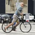 Exclusif - Tim Robbins faisant du vélo à Venice Beach, un des quartiers de Los Angeles le 24 juillet 2013