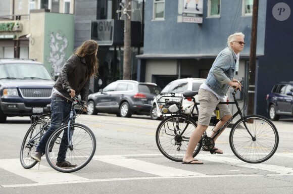Exclusif - Tim Robbins faisant du vélo avec son fils Miles, très chevelu, à Venice Beach, un des quartiers de Los Angeles le 24 juillet 2013