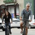 Exclusif - Tim Robbins faisant du vélo avec son fils Miles à Venice Beach, un des quartiers de Los Angeles le 24 juillet 2013