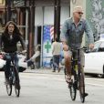 Exclusif - Tim Robbins faisant du vélo avec son fils aux cheveux très longs, Miles à Venice Beach, un des quartiers de Los Angeles le 24 juillet 2013