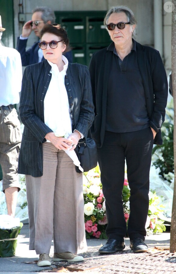 Anouk Aimée et Richard Berry aux obsèques de Valérie Lang au cimetière de Montparnasse à Paris le 25 juillet 2013