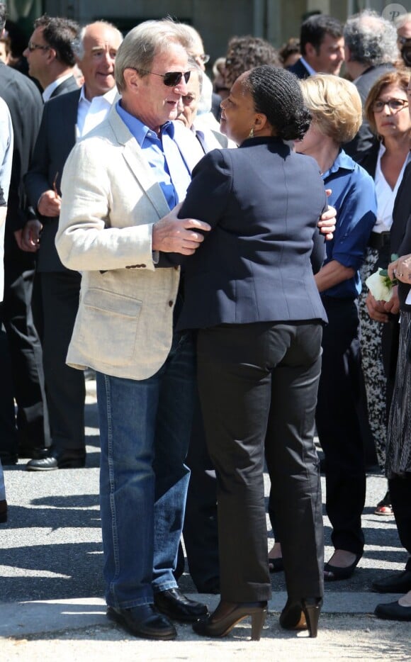 Bernard Kouchner et Christiane Taubira aux obsèques de Valérie Lang au cimetière de Montparnasse à Paris le 25 juillet 2013