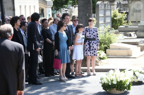 Jack Lang, sa femme Monique, leur fille Caroline et leur famille aux obsèques de Valérie Lang au cimetière de Montparnasse à Paris le 25 juillet 2013