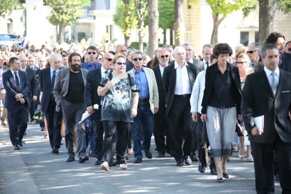 Marek Halter et Bernard Kouchner aux obsèques de Valérie Lang au cimetière de Montparnasse à Paris le 25 juillet 2013