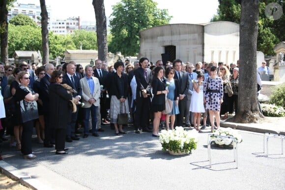 Bernard Kouchner, Jack Lang, sa femme Monique et leur famille aux obsèques de Valérie Lang au cimetière de Montparnasse à Paris le 25 juillet 2013