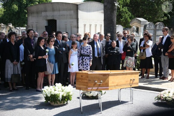 Jack Lang, sa femme Monique et leur famille, et Azzedine Alaia aux obsèques de Valérie Lang au cimetière de Montparnasse à Paris le 25 juillet 2013