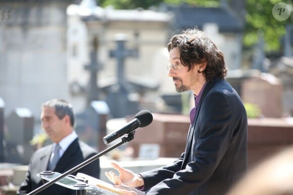 Le compagnon de Valérie Lang, Stanislas Nordey, à ses obsèques au cimetière de Montparnasse à Paris le 25 juillet 2013