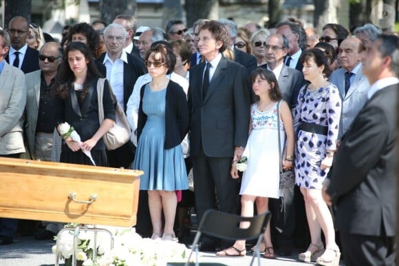 Jean Benguigui, Jack Lang, sa femme Monique, leur fille Caroline et leur famille - Obseques de Valerie Lang aux obsèques de Valérie Lang au cimetière de Montparnasse à Paris le 25 juillet 2013